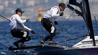 Wenig Wind vor Marseille: Segel-Duos bleiben bei Olympia stark