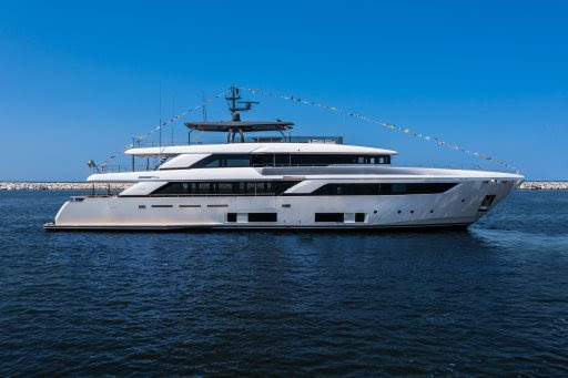 THE TENTH CUSTOM LINE NAVETTA 42 CONQUERS THE SEA WITH HER DYNAMISM AND BEAUTY