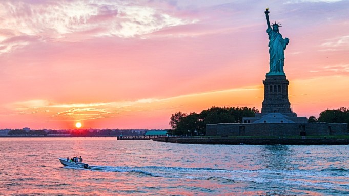 This 3-Hour River Cruise Around Manhattan Shows the Big Apple at Its Best