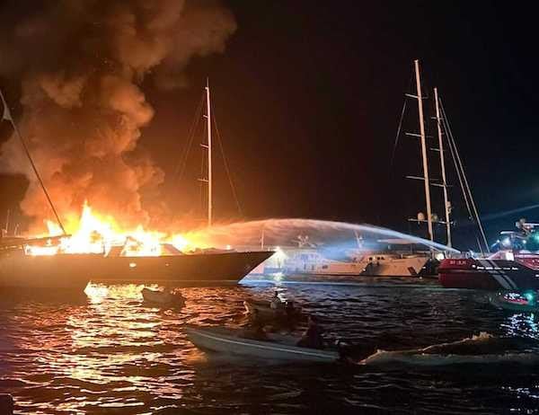 Major fire in Marina Zea, Piraeus destroys yachts O'Riana and Libra Y